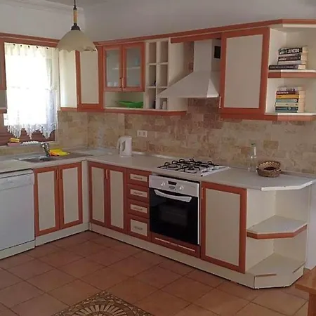 Sleeps 5 Pool Air Con